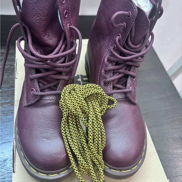 Dr. Martens Women's  🍒 Red 1460 Pascal Virginia Great condition - Picture 3 of 12